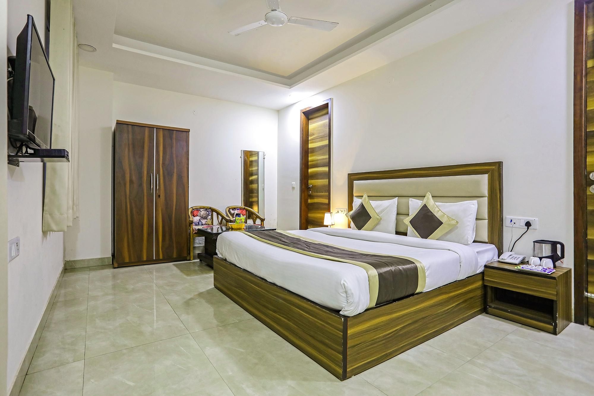 โรงแรมแฟบโฮเทล ไวท์เฮาส์ บีเอ็นบี (FabHotel White House BNB)2