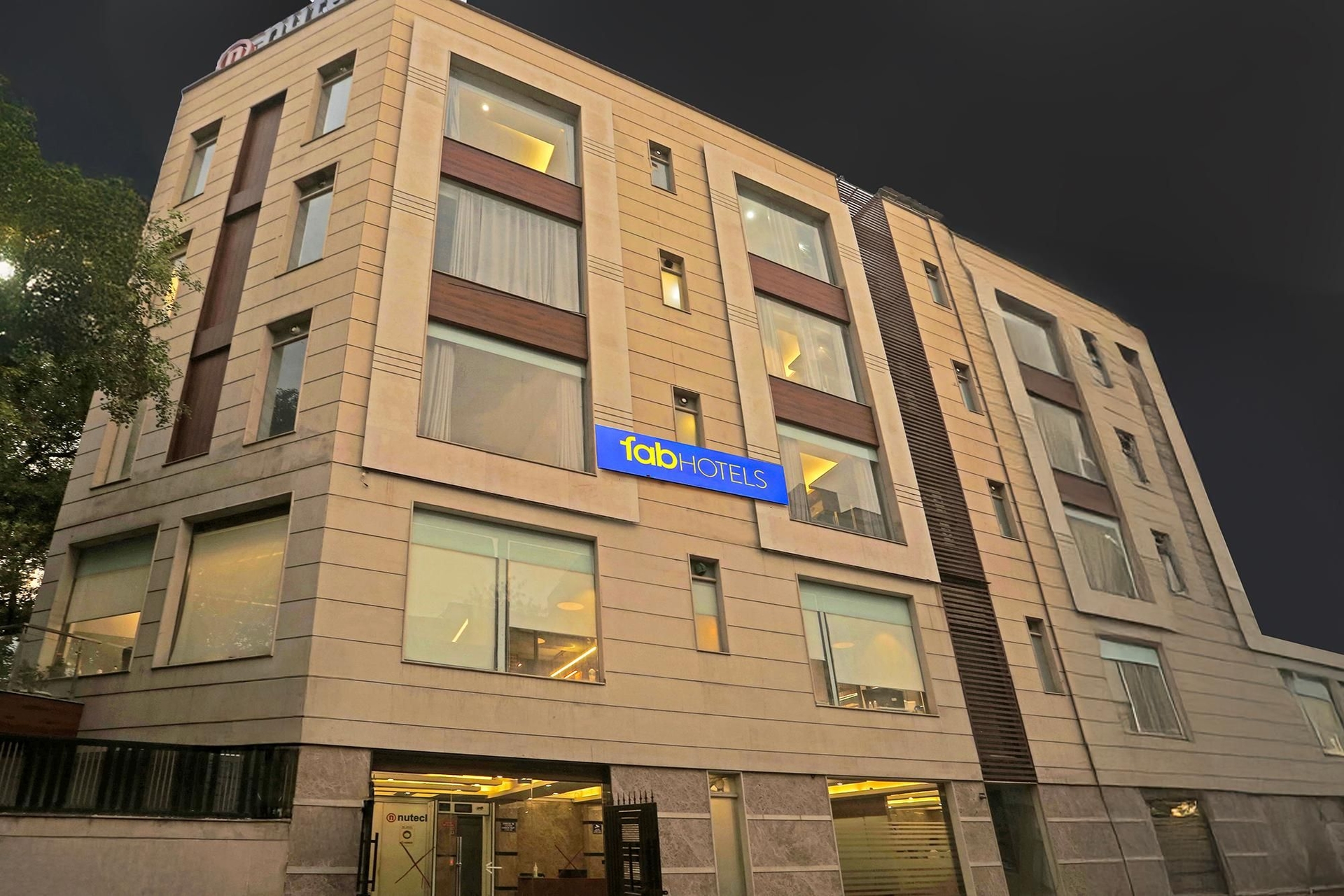 แฟ็บโฮเทล สตาร์ อินน์ (FabHotel Star Inn)1