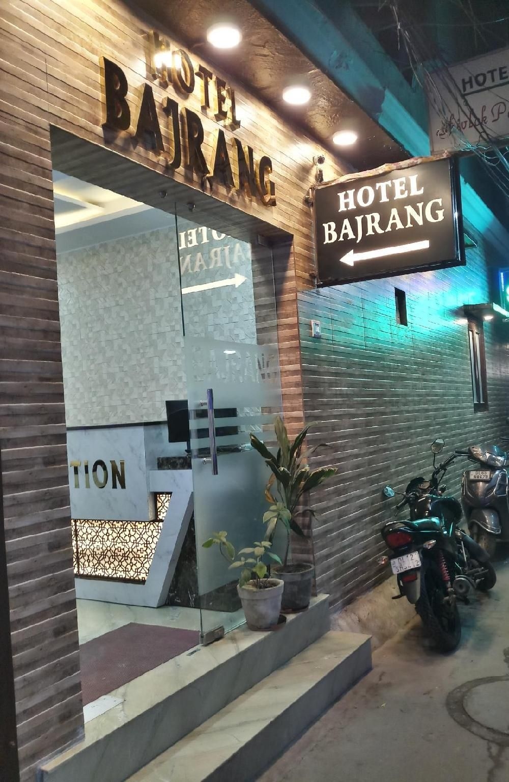 โรงแรมพัชรางค์ (Hotel Bajrang)0