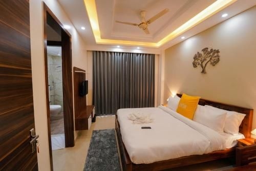 Lime Tree 2 Bhk Serviced Apartment Golf Course2