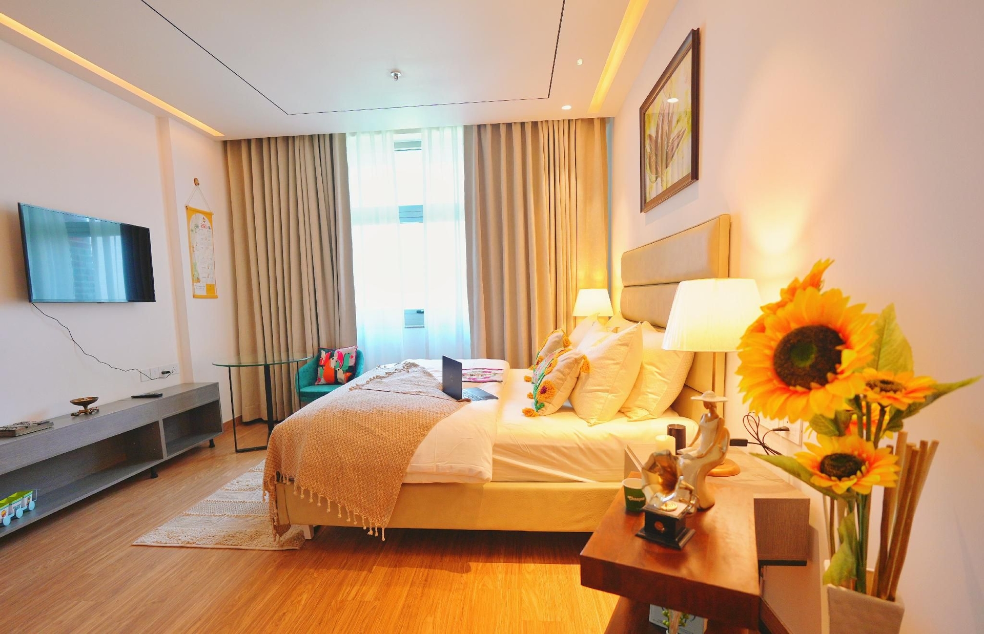 Rustic Luxurious Suite0