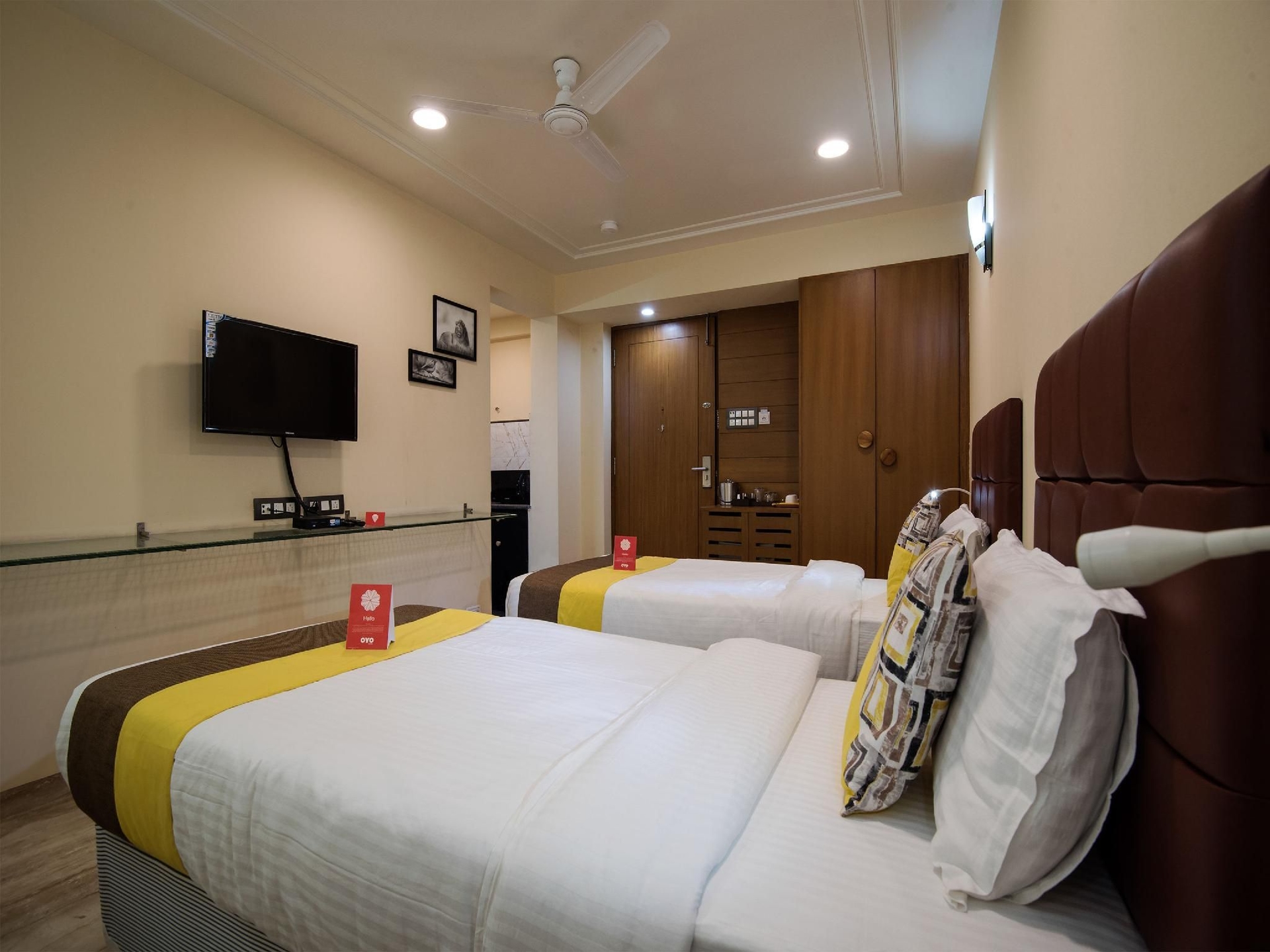 Super OYO Townhouse 282 Golf Course Road Gurgaon Near Appu Ghar0