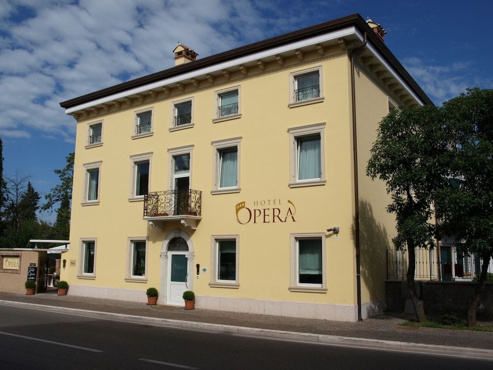 Hotel Opera0
