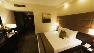 Cinnamon Lake side Hotel2