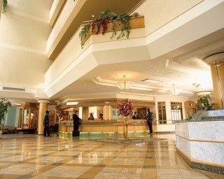 Safari Court Hotel0