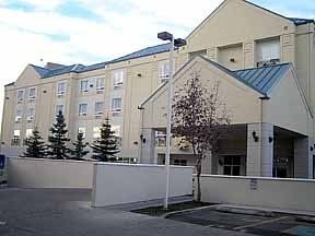 ทราเวลเลอร์ อินน์ (Econo Lodge Inn & Suites University)1