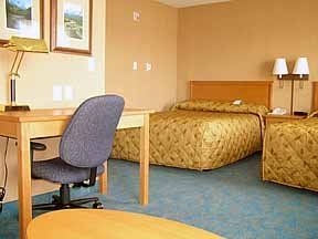ทราเวลเลอร์ อินน์ (Econo Lodge Inn & Suites University)2