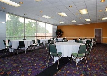 Econolodge Inn & Suites4