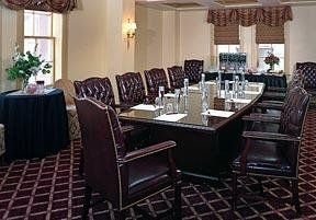Clarion Hotel Peabody Court1