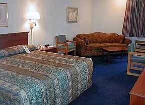 Econo Lodge & Suites1