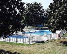 Econo Lodge & Suites2