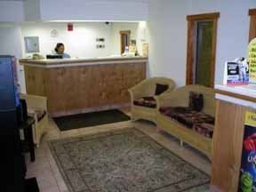 Econo Lodge Polynesian3