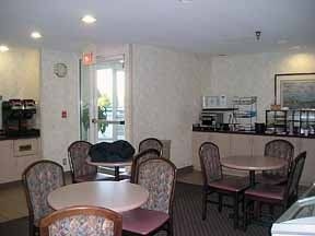 Econo Lodge (Raleigh)4