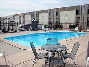 Econo Lodge Airport2