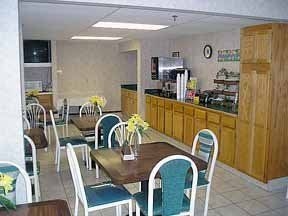 Econo Lodge Airport4