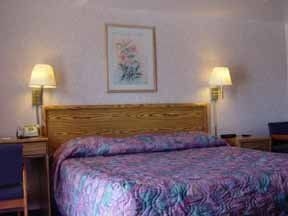 Econo Lodge Airport West1