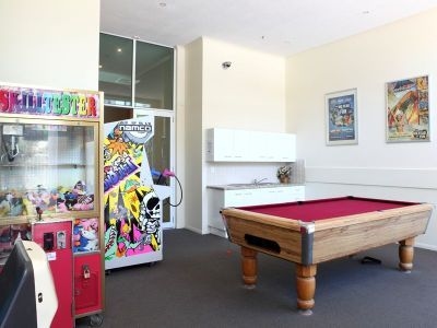 Crest Apartments Main Beach2