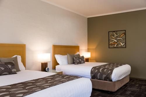 เบลซิง สตัมป์ โมเทล แอนด์สวีทส์ (Blazing Stump Motel & Suites)1