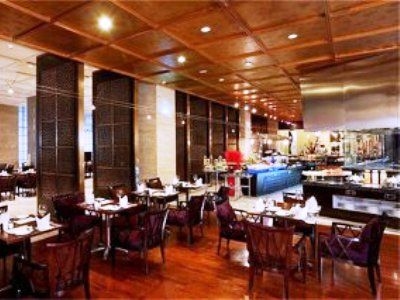 Holiday Inn Central Plaza2