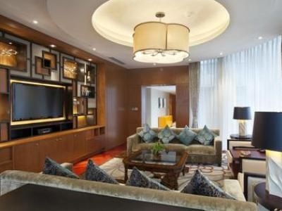 Crowne Plaza Riverside4