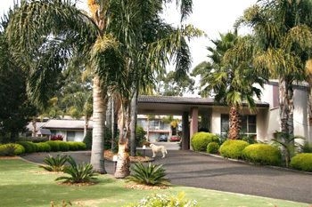 แฟร์เวย์ มอเตอร์ อินน์ (Fairway Motor Inn)2
