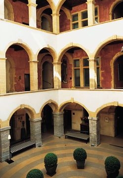 Cour Des Loges1
