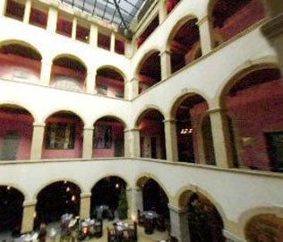 Cour Des Loges0