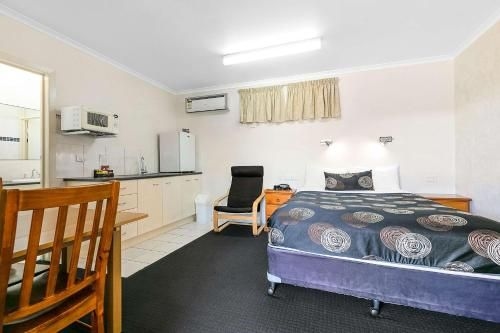 Econo Lodge Park Lane1
