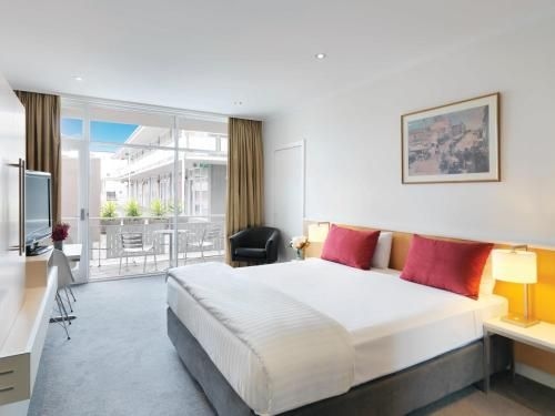 เดอะ พาร์คมอร์ โฮเทล (The Parkmore Hotel)2