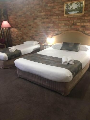Pines Country Club Motor Inn0