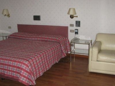 โรงแรมลอมบาร์เดีย (Hotel Lombardia)3