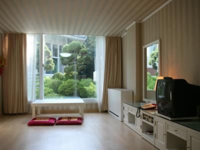 Academy House3