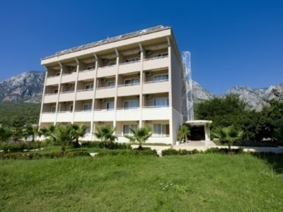 Larissa Park0