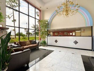 Howard Johnson Express Inn and Suites Lakefront Park3