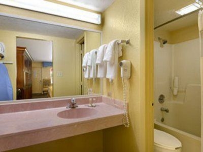 Howard Johnson Express Inn and Suites Lakefront Park1