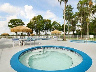 Howard Johnson Express Inn and Suites Lakefront Park2