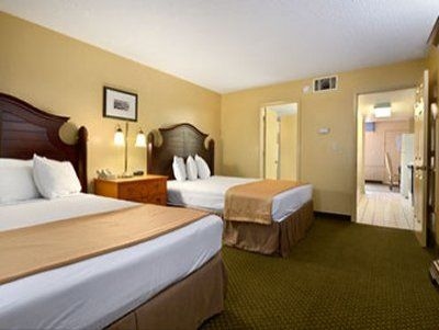 Howard Johnson Express Inn and Suites Lakefront Park4