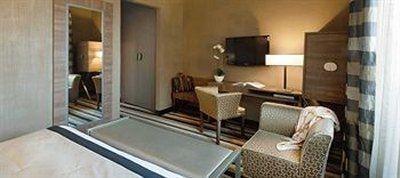 อัพ ทาวน์ พาเลซ โฮเทล (Uptown Palace Hotel)0