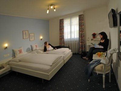 โรงแรมไวเซส ครอยซ์ (Hotel Weisses Kreuz)1