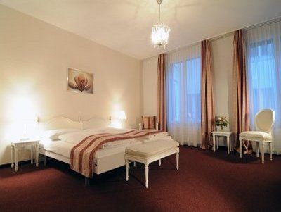 โรงแรมไวเซส ครอยซ์ (Hotel Weisses Kreuz)2