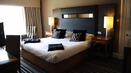 โรงแรมเดอะ บอนแนม (The Bonham Hotel)1