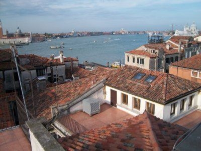 A Bed in Venice (Centre)0