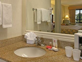 Ramada Costa Mesa Newport Beach4