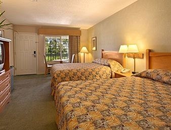 Ramada Costa Mesa Newport Beach3
