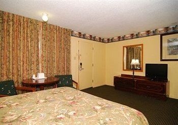 Econo Lodge Inn & Suites1
