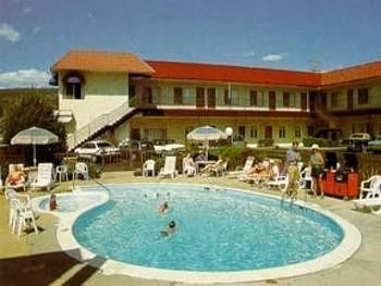 Econo Lodge Inn & Suites4