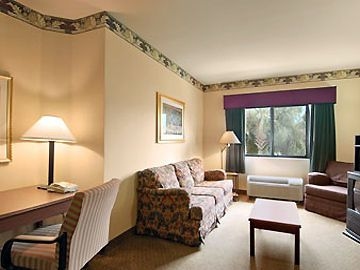 TRAVELODGE INN & SUITES(STD)1