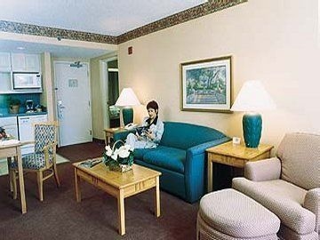 HOLIDAY INN AND SUITES UNV(DLX2