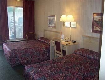 Knights Inn Lenexa1