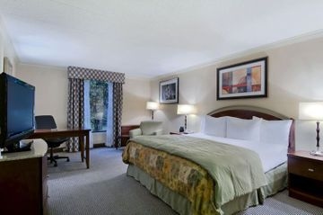 GRAND RAPIDS AIRPORT HILTON2